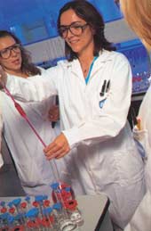 'Go for it'. Μία από τις αφίσες ευαισθητοποίησης για τα επαγγέλματα του τομέα των επιστημών (Promoting S&T for Women) του βρετανικού υπουργείου Εμπορίου και Βιομηχανίας.